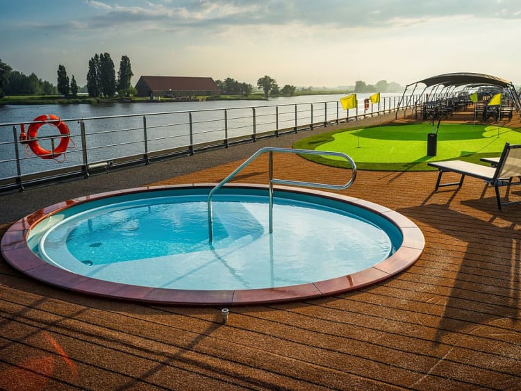 nickoVISION: Sonnendeck Pool und Minigolf