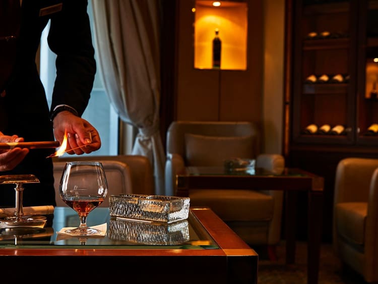 Silver Cloud: Connoisseur Corner auf Deck 8