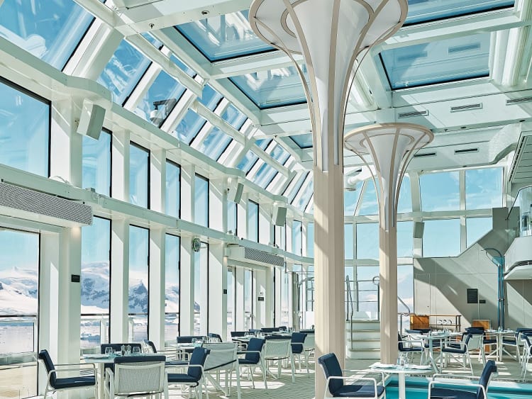 Silver Endeavour: Pool auf Deck 5