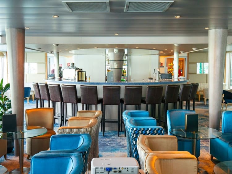 Johann Strauss: Gem&uuml;tliche Lounge mit Bar