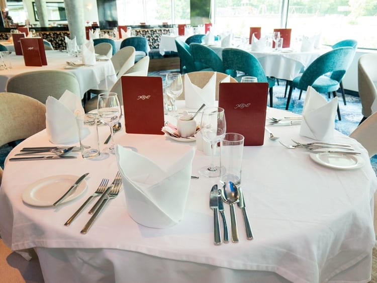 Johann Strauss: Gedeckter Tisch im Restaurant