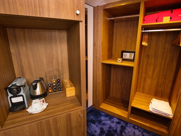 Johann Strauss: Ger&auml;umige Kabine mit Stauraum