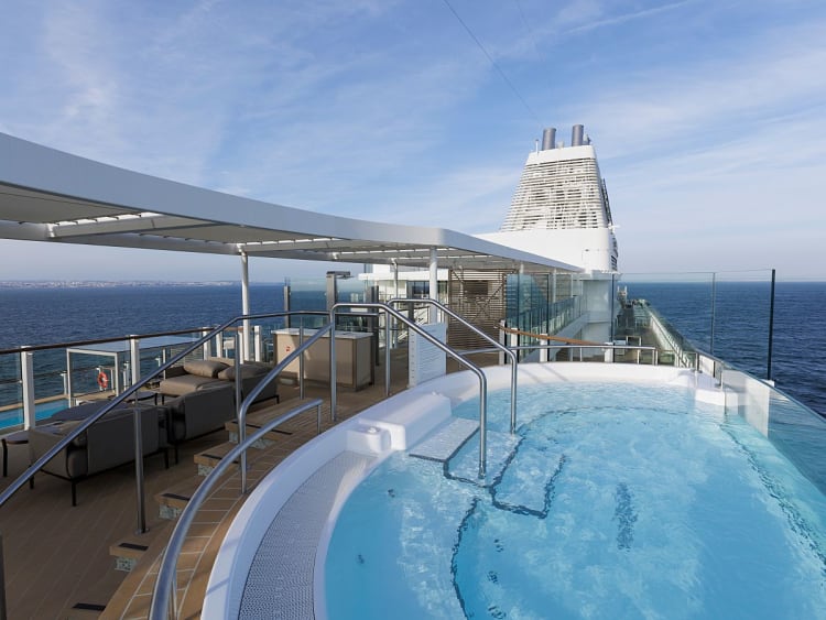 Silver Ray: Infinity Pool auf dem Sonnendeck