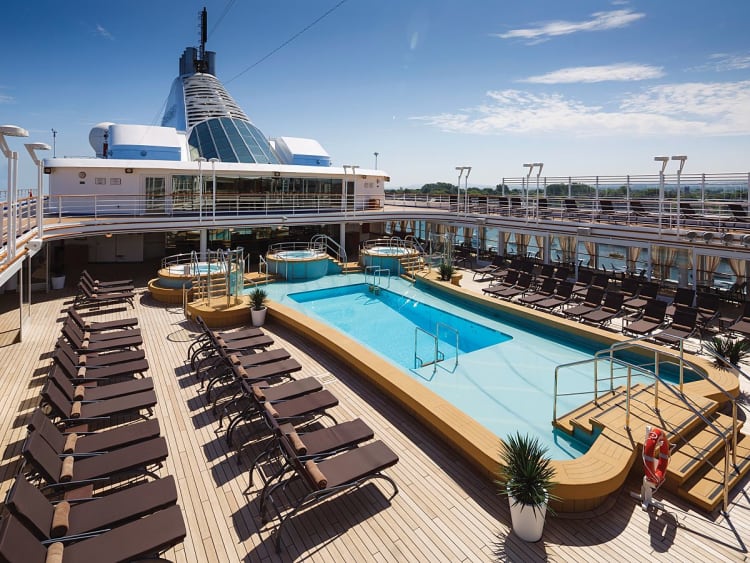 Silver Spirit: Pooldeck mit Sonnenliegen