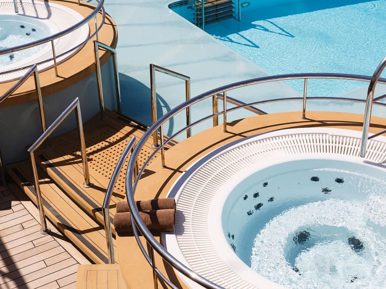 Silver Spirit: Pooldeck Whirlpools