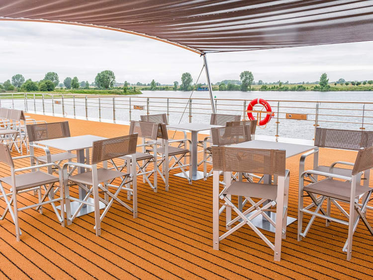 Lady Diletta: Sonnendeck Sitzgelegenheiten