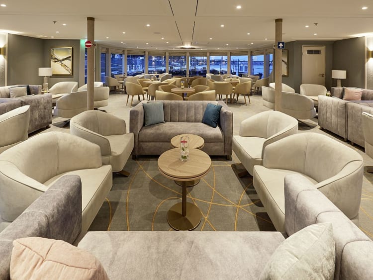 Lady Diletta: Bar mit Sofas