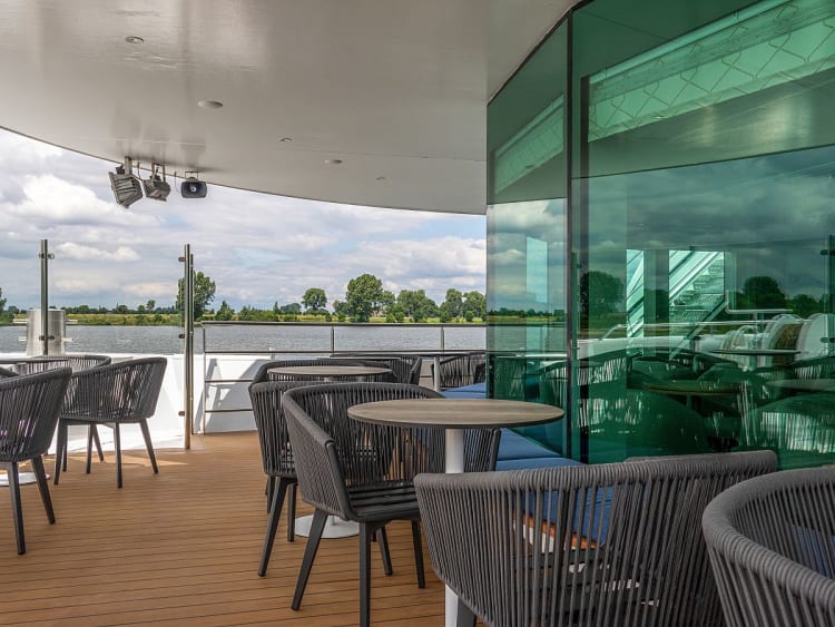 Lady Diletta: Bar Au&szlig;enbereich