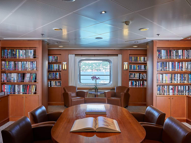 Silver Whisper: B&uuml;cherei auf Deck 8