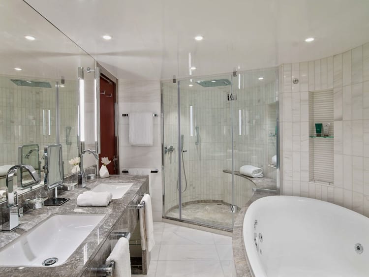 Seabourn Encore: Bad Wintergarden Suite (Beispielbild)