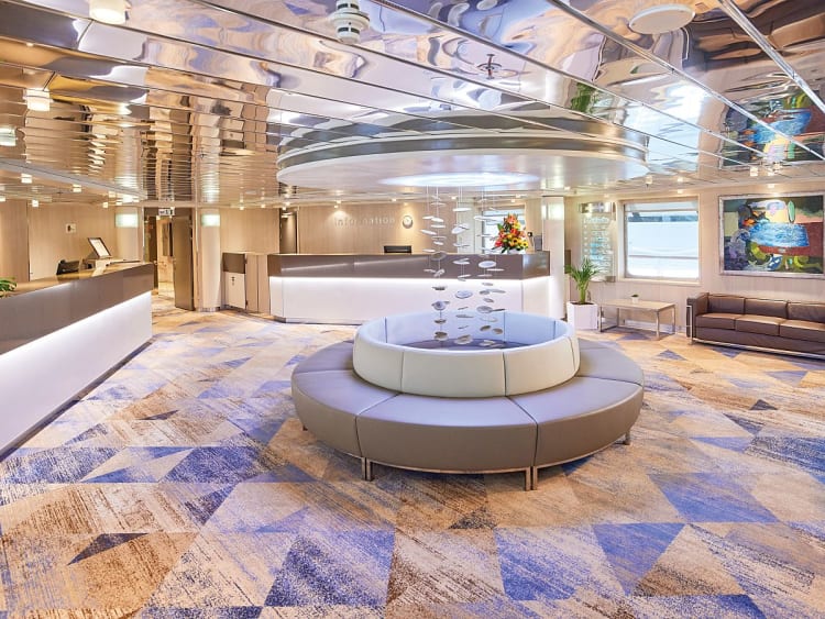 MS Hamburg: Lobby auf Deck 3