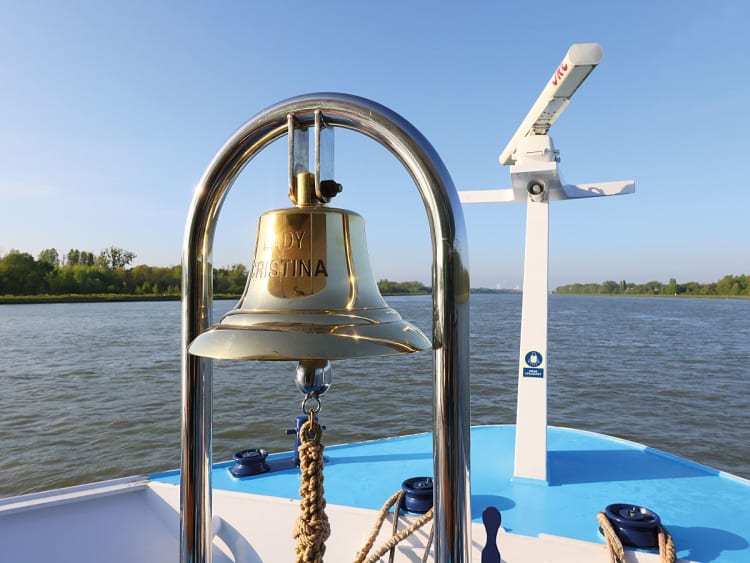 Lady Cristina: Schiffsglocke auf dem Sonnendeck