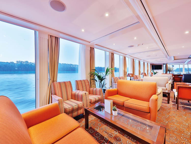 Lady Cristina: Panoramalounge auf Deck 3