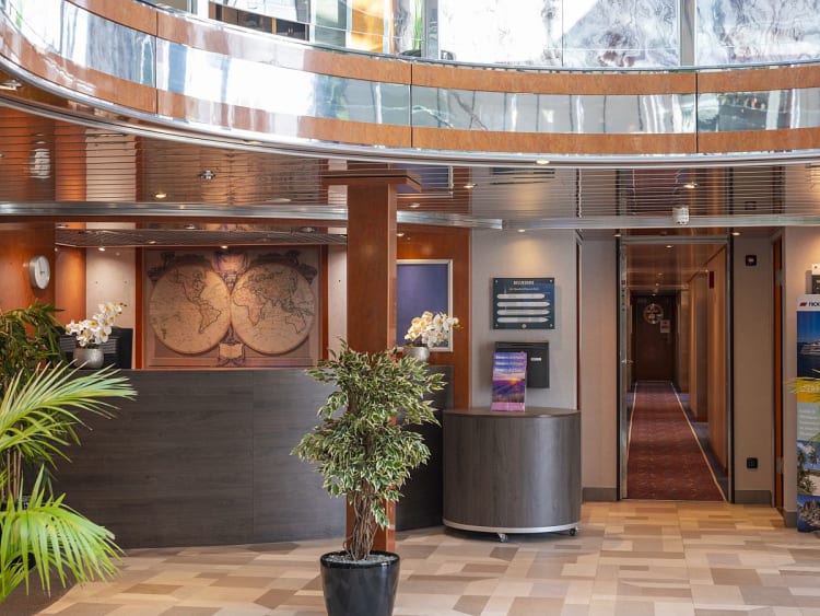 Belvedere: Lobby mit Rezeption auf dem Mitteldeck