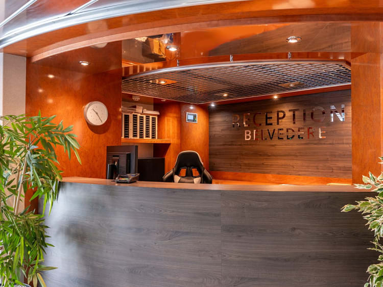 Belvedere: Rezeption auf dem Mitteldeck