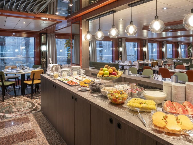 Belvedere: Fr&uuml;hst&uuml;cksbuffet im Panorama- Restaurant auf dem Oberdeck