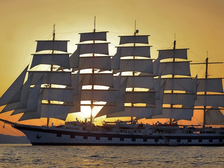 Royal Clipper: Seitliche Ansicht bei Sonnenuntergang