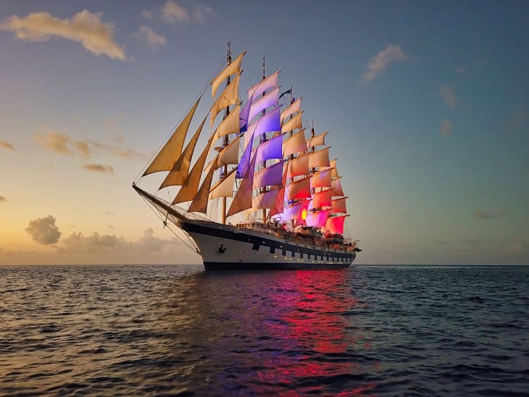 Royal Clipper: Seitliche Ansicht bei Sonnenuntergang