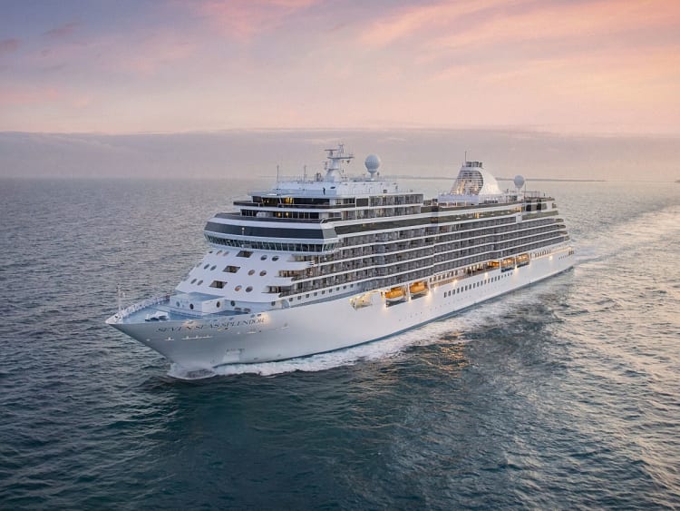 Seven Seas Splendor: Seitliche Ansicht bei Sonnenuntergang