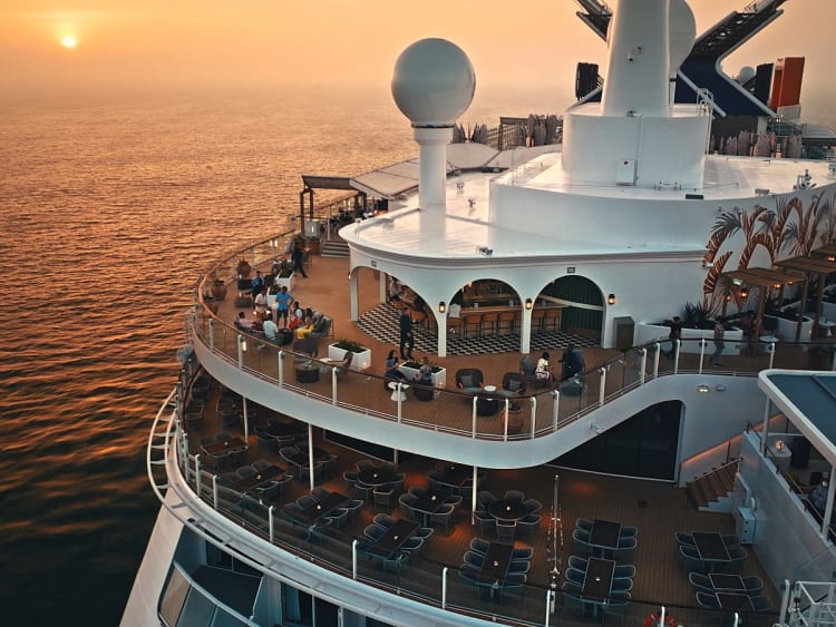 Celebrity Beyond: Sunset Bar auf Deck 15