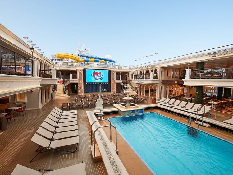 Carnival Venezia: Lido Pool auf Deck 10