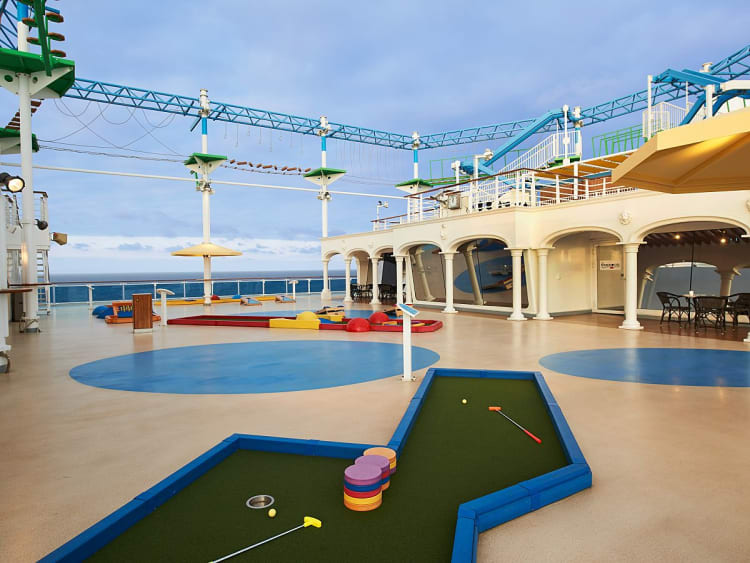 Carnival Venezia: Minigolf auf Deck 12