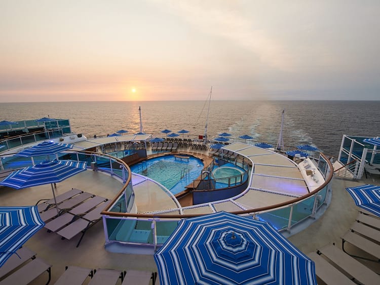 Carnival Venezia: Burano Pool auf Deck 10