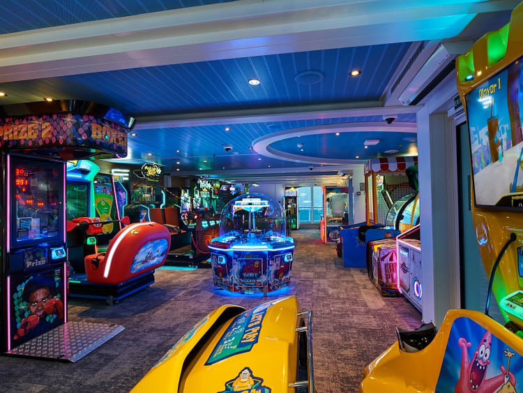 Carnival Venezia: "The Warehouse" Arcade auf Deck 12