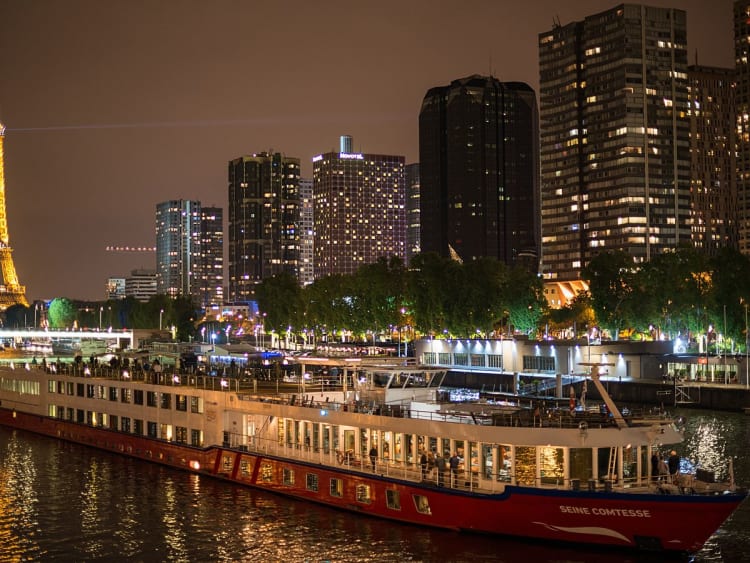 Seine Comtesse: Schiff am Abend in Paris