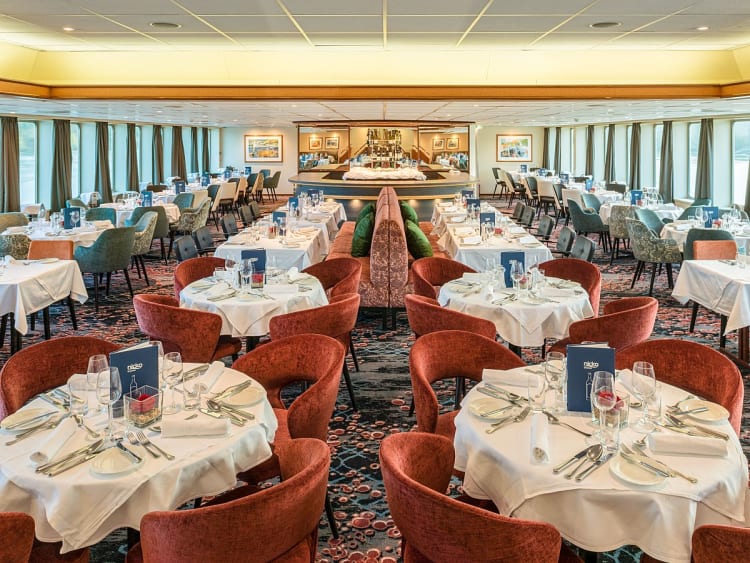 Seine Comtesse: Panorama-Restaurant auf dem Oberdeck