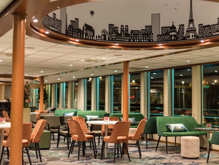 Seine Comtesse: Panorama-Salon auf dem Oberdeck