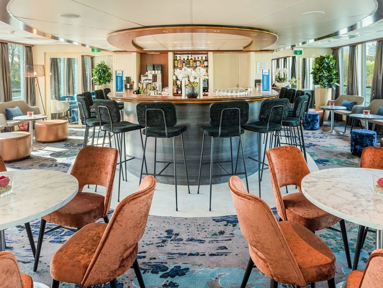 Seine Comtesse: Panorama-Salon auf dem Oberdeck