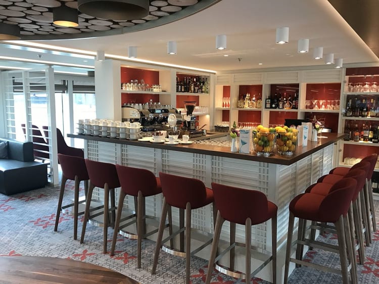 Alena: Bar in der Panoramalounge
