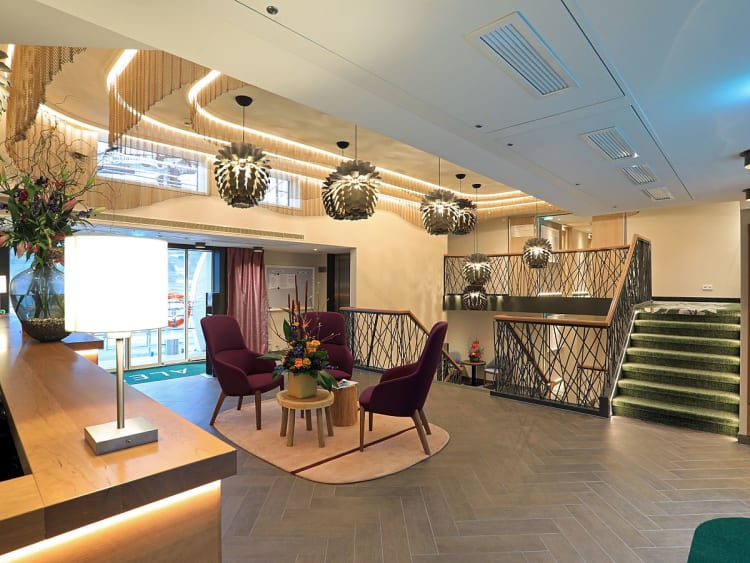 Alena: Foyer