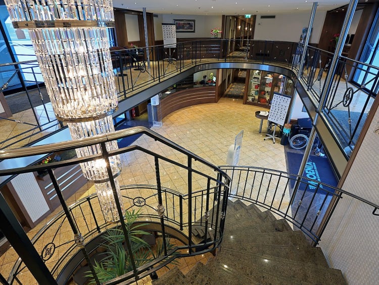 Alina: Foyer