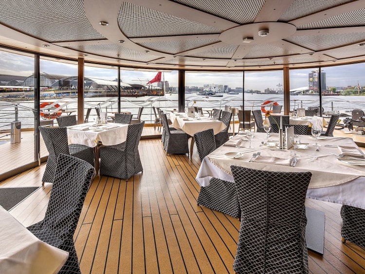 Amelia: Lido Deck