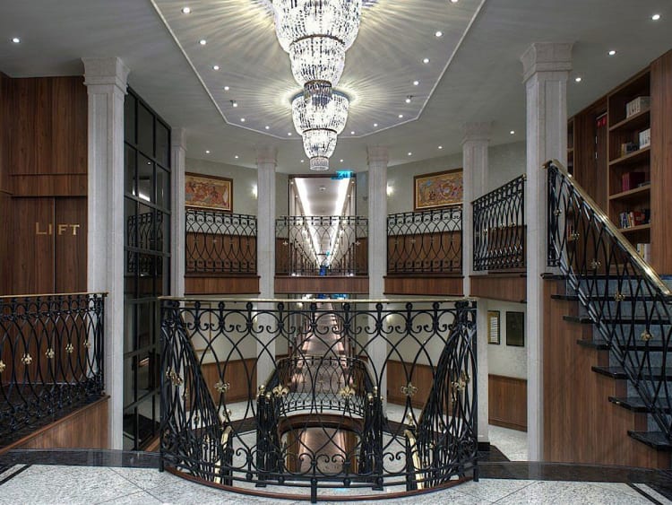 Anesha: Treppenhaus