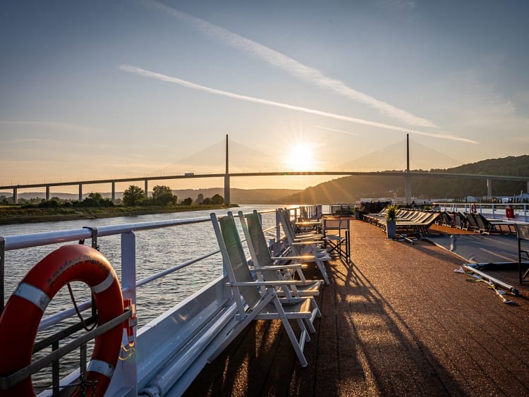 Amadeus Diamond: Sonnendeck bei Sonnenuntergang
