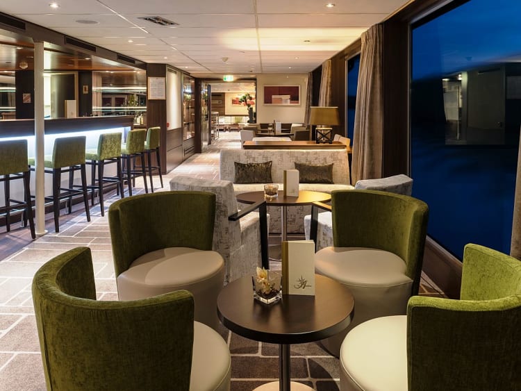 Amadeus Diamond: Panorama Bar bei Nacht