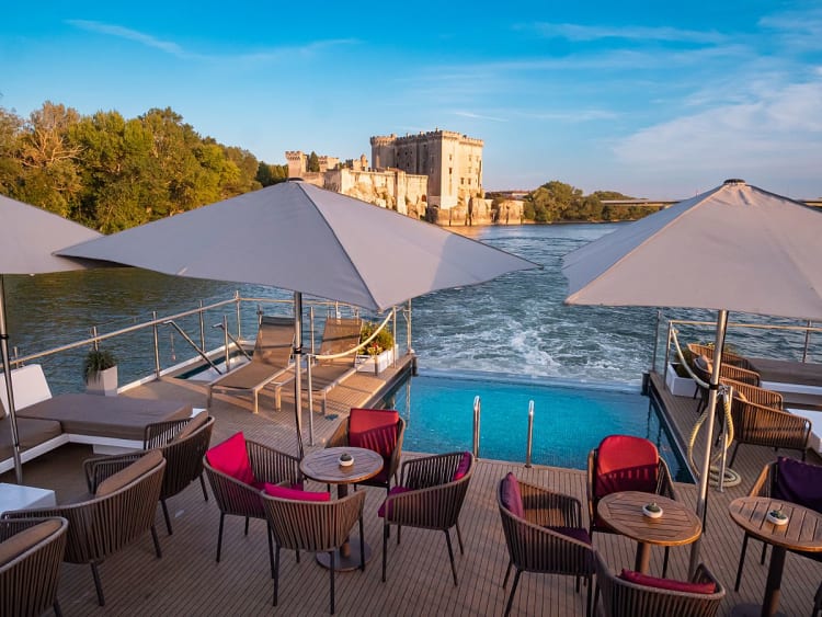Amadeus Provence: Sonnendeck mit Infinity Pool