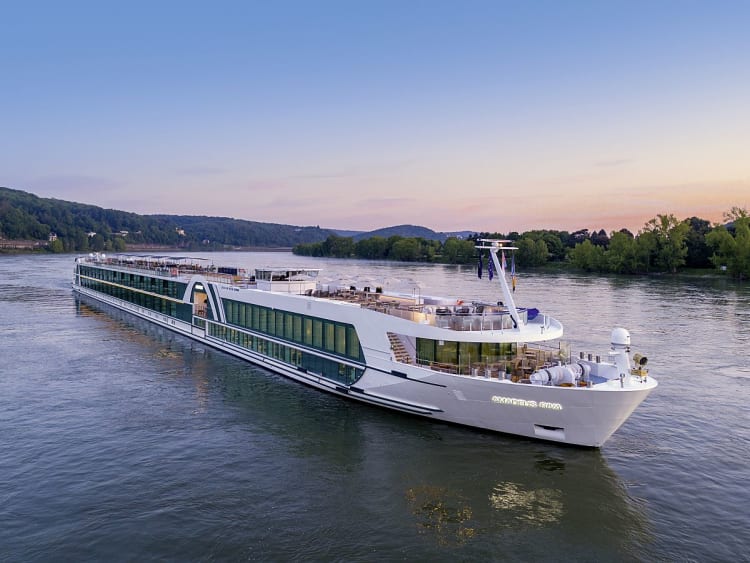 Amadeus Riva: Seitliche Ansicht bei Sonnenuntergang