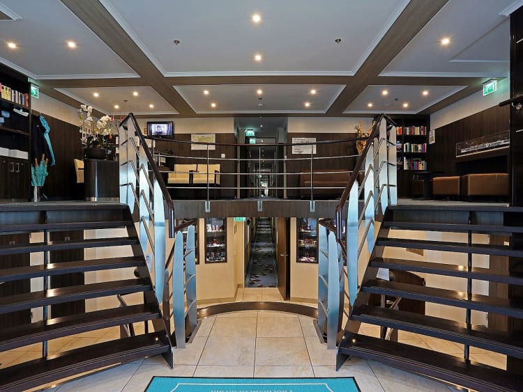 Ariana: Foyer Treppenaufgang