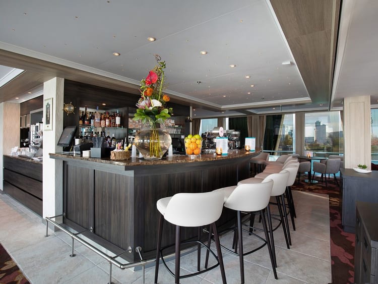 Ariana: Bar in Panoramalounge