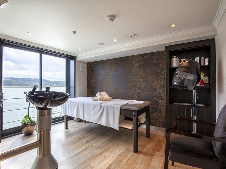 Ariana: Massage und Friseur