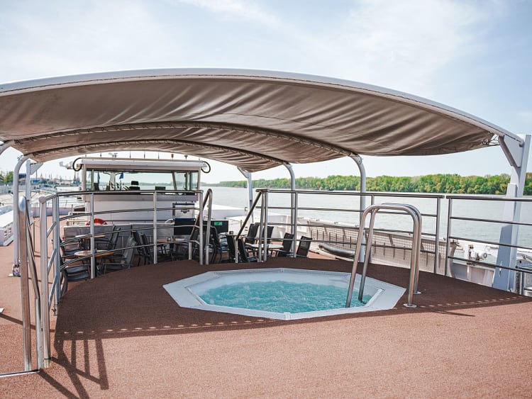 Rousse Prestige: Sonnendeck mit Whirlpool