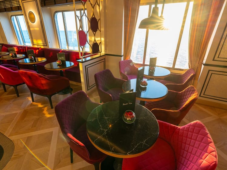 AIDAbella: French Kiss Bar & Bistro