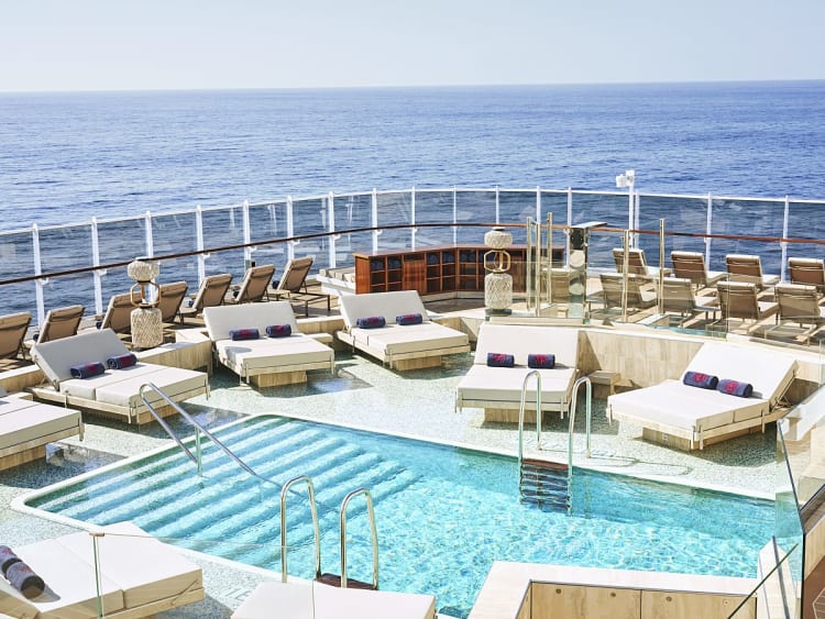 EXPLORA II: Pool mit Liegen