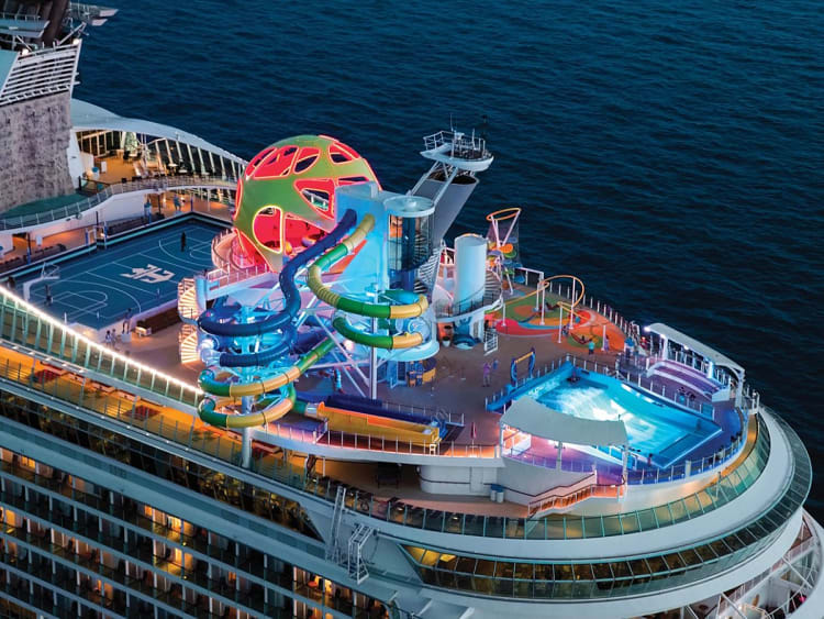Mariner of the Seas: Au&szlig;enbereich mit Skypad, Kletterwand, Rutsche und Sportplatz bei Nacht