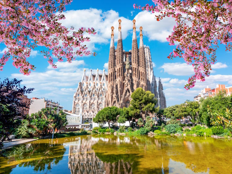 Sagrada Familia Cathedral in spring, Barcelona, Spain