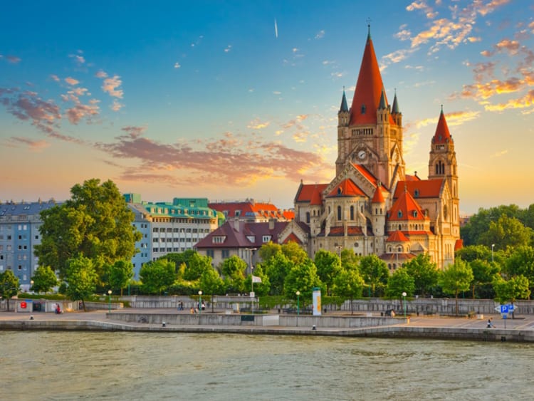 Wien mit Kirche des heiligen Franz von Assisi